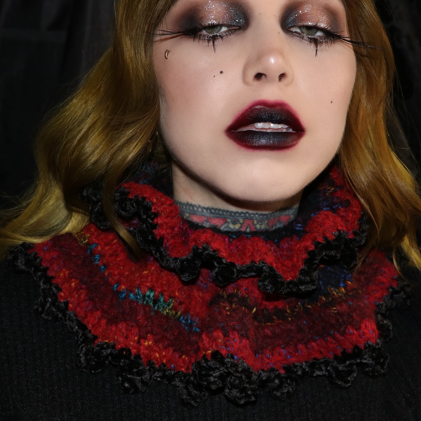 Rennaissance Ruffle XL-Red multi/Black velvet