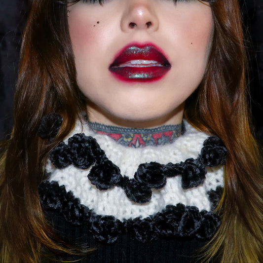 Rennaissance Ruffle- white/Black velvet